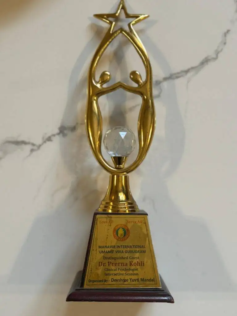 Dr. Prerna Kohli trophy as Distinguished Guest at Mahavir International Umang Vira Gurugram — Clinical Psychologist Interactive Session — Devshree Yuvti Mandal