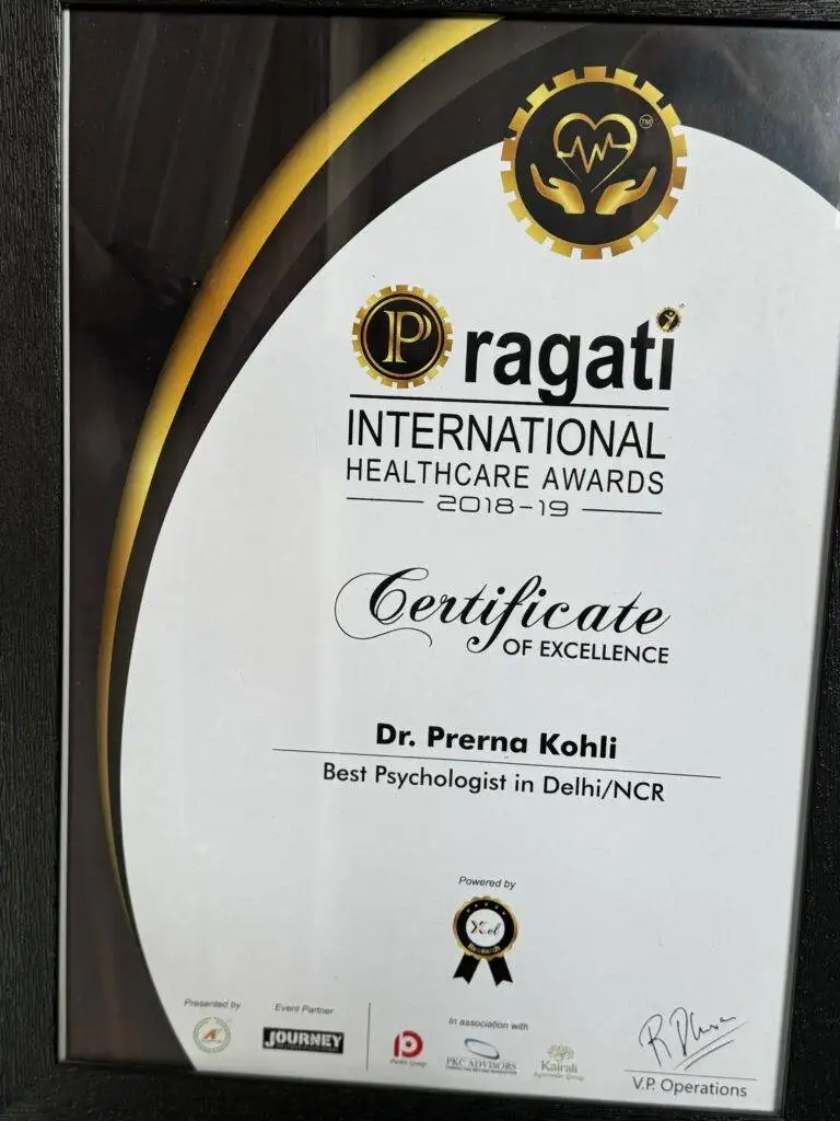 Dr. Prerna Kohli receiving Pragati International Healthcare Awards 2018-19 — Clinical Psychologist & Marriage Counsellor, Gurugram India