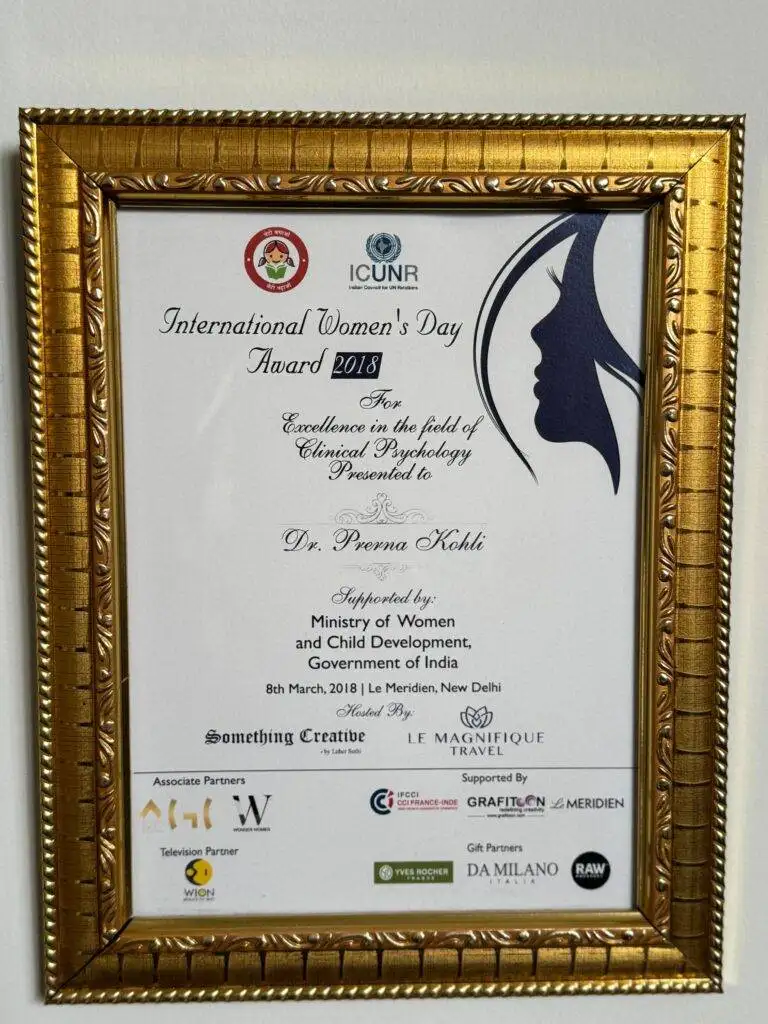 Dr. Prerna Kohli receiving International Women's Day Award 2018 for Excellence in Clinical Psychology — supported by Ministry of Women and Child Development Government of India — Le Meridien New Delhi