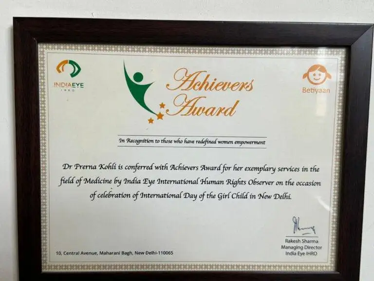 Dr. Prerna Kohli receiving Achievers Award from India Eye International Human Rights Observer for exemplary services in Medicine — International Day of the Girl Child, New Delhi