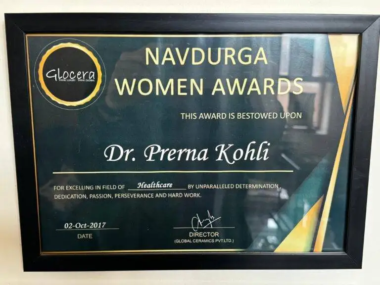 Dr. Prerna Kohli receiving Navdurga Women Award 2017 by Glocera for Excelling in Field of Healthcare — Clinical Psychologist, India