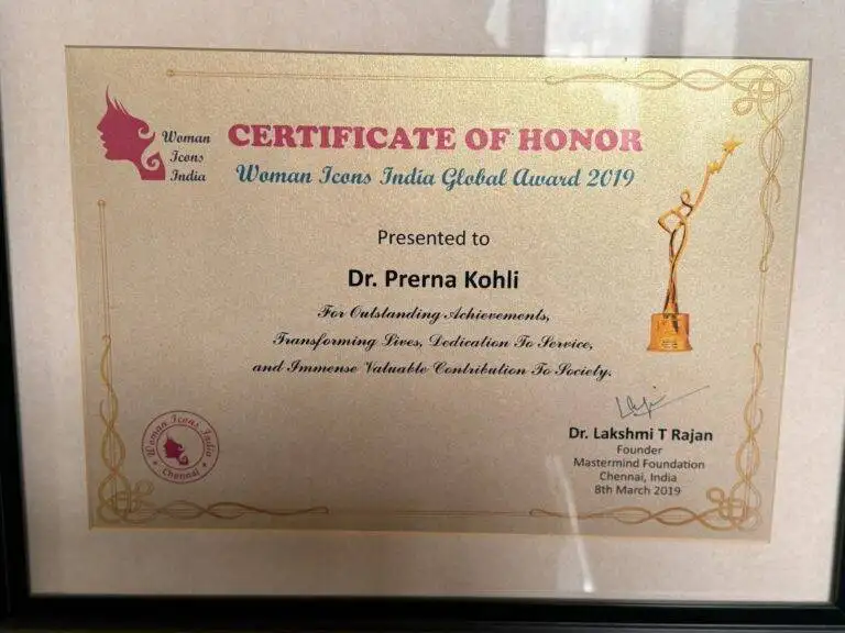 Dr. Prerna Kohli receiving Woman Icons India Global Award 2019 — Certificate of Honor for Outstanding Achievements — Clinical Psychologist, India